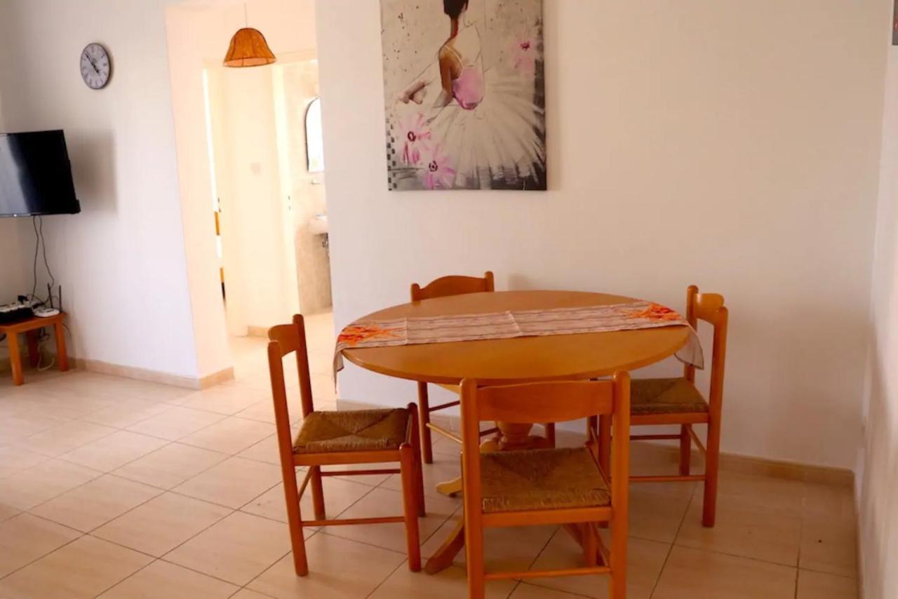 Central 2 Bedroom Apartment In Kato Paphos Eksteriør bilde